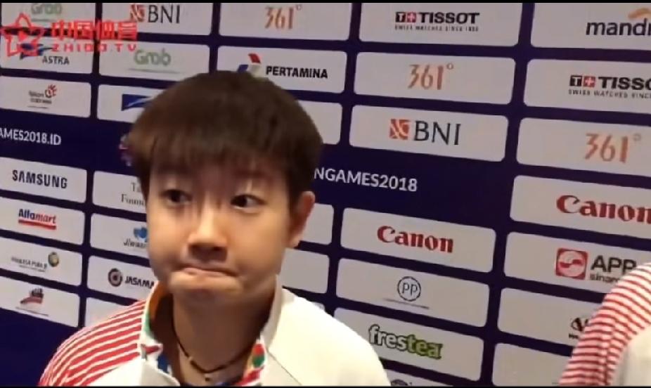 考古2018雅加达亚运会的赛后采访，两个小家伙也太乖啦。王楚钦一脸阳光笑眯眯，