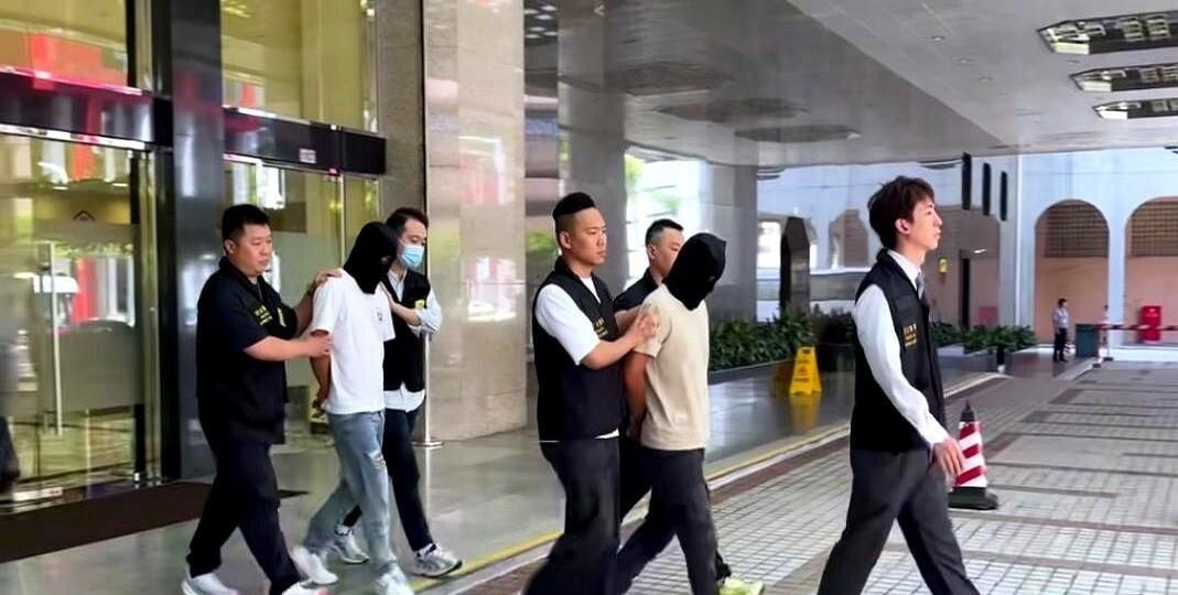 澳门司警最近按住了个20岁内地大学生，同伙还有一个在逃。这三人搭伙在路氹赌场玩了