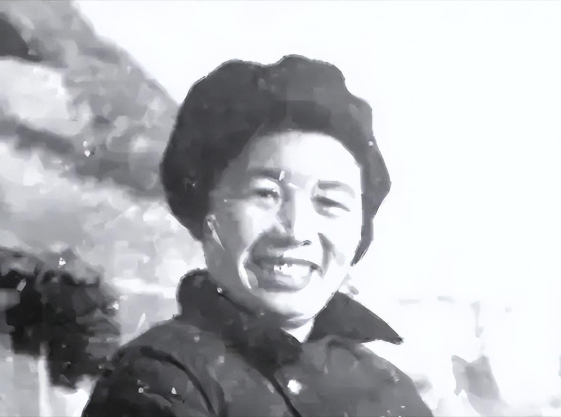1937年，身怀有孕的张琴秋饥肠辘辘，摇摇晃晃走到山下，被马家军抓获，一名旅长亲