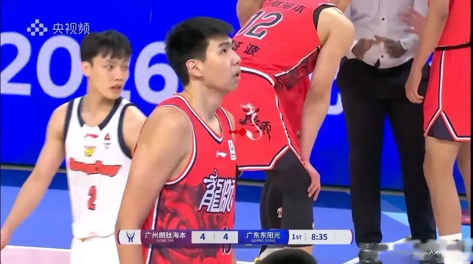 杜锋后悔了吧！用徐昕换焦泊乔，结果战旧主，徐昕用高效的表现打脸杜锋，14分7篮板