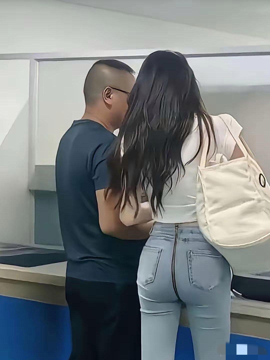 美女你这个裤子好搞笑啊，这种设计，怎么说呢，很别扭