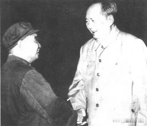 1968年，毛泽东主席接见陈仁麒将军。早在1929年，毛泽东、朱德率领红四军进入