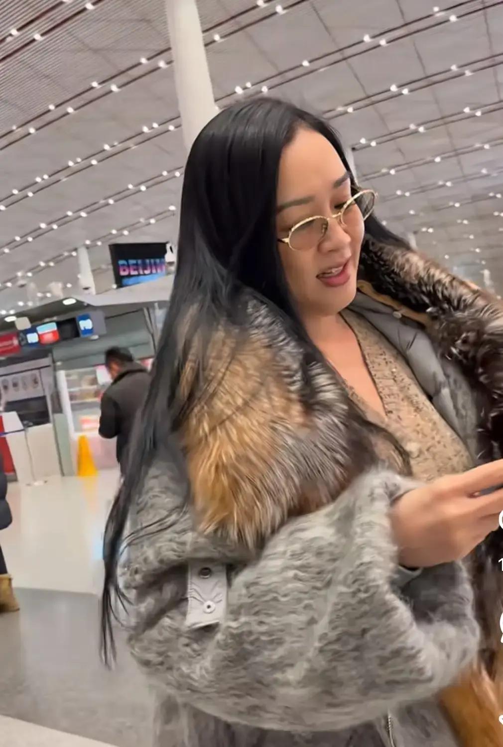 51岁钟丽缇机场翻车？她穿大毛领，脖子没了，腰也消失。网友吐槽像熊，