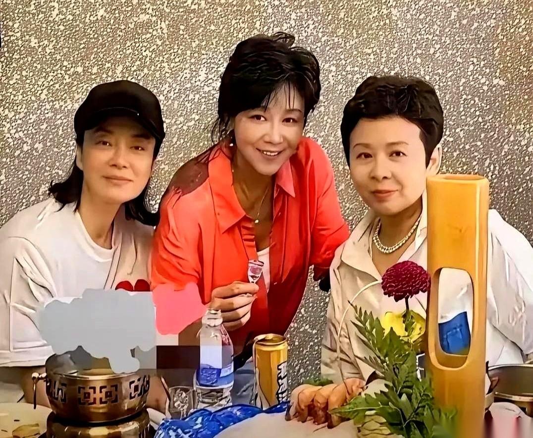 你知道吗，当年青歌赛，毛阿敏才第三名。冠军是苏红。就是照片里笑得最甜的那个。