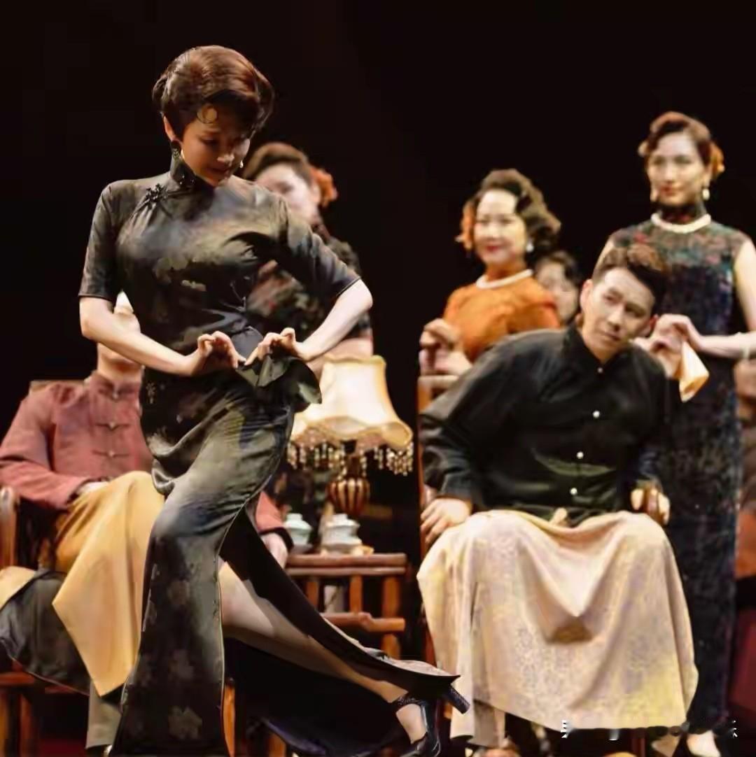 许晴近照像被吸干了精气神一样，不是风光问题也不是妆造问题，与她合影的人都很自然，