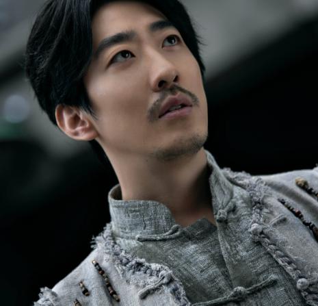 从前有个姓周的村民，当走阴人好些年了。一天，他独自坐着，突然泪流满面。那弟