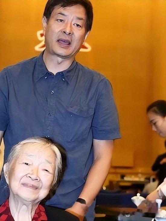 古稀濮存昕以绳牵情伴慈母，历经半生坎坷，用真心书写世间至孝情怀提起濮存昕，