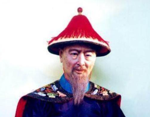 1703年，68岁的索额图被活活饿死在宗人府。康熙尤不解恨，又下令抄了他家，杀光