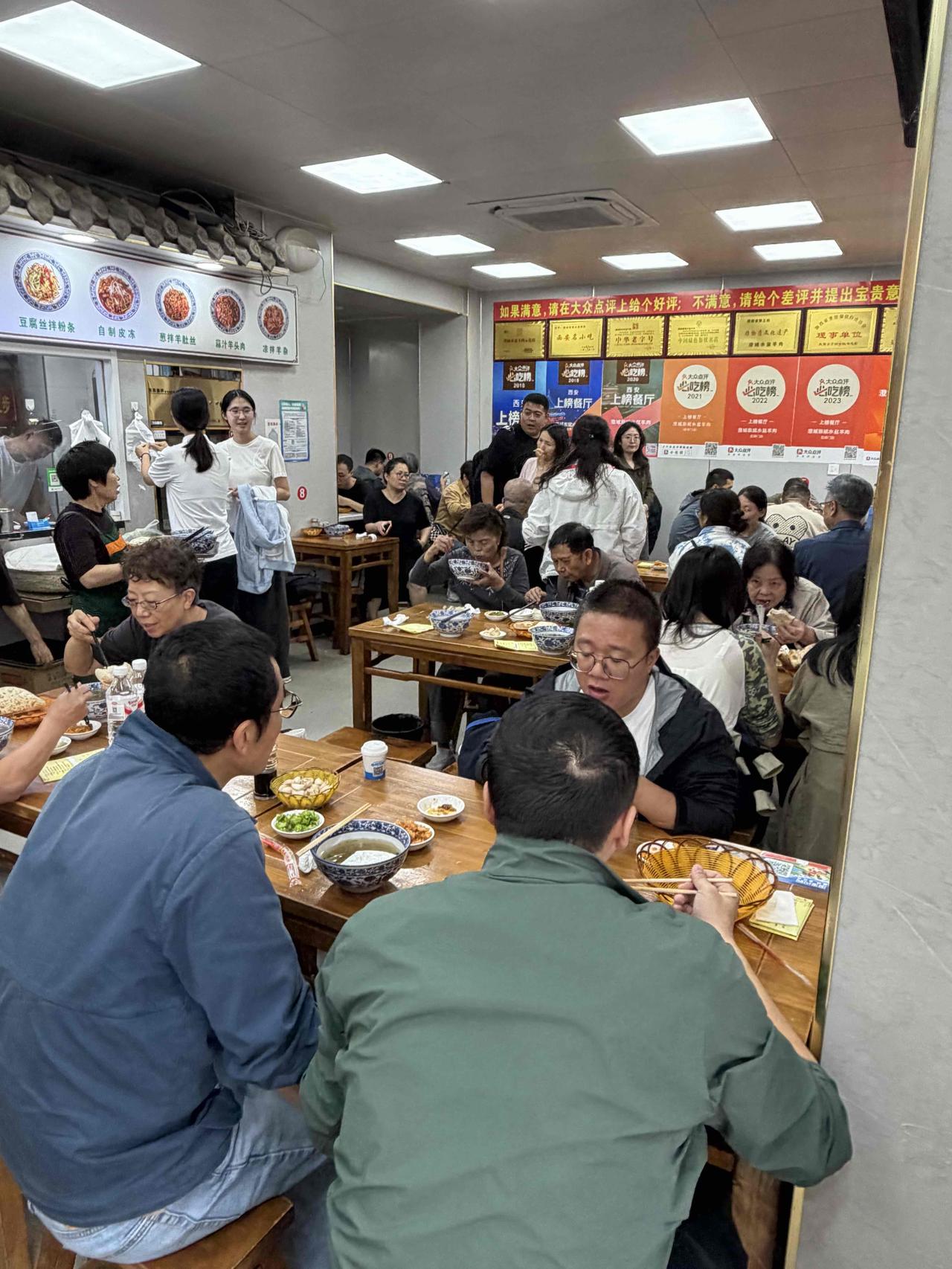 今天中午，我路过西安北大街时，想起了后宰门的澄城祟斌水盆羊肉，就向店里走去！走