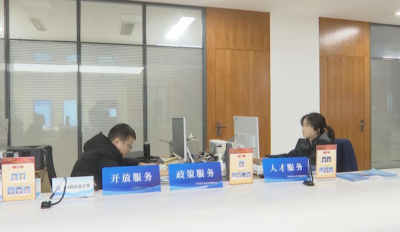 陈勇是安徽省安庆市怀宁县人才综合服务中心的工作人员，因为工作方面的问题上了新闻，