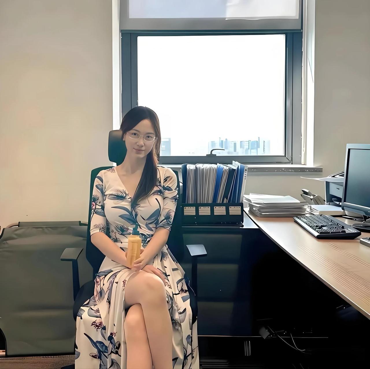 一看就是体制内的，月薪一万能娶到她吗？