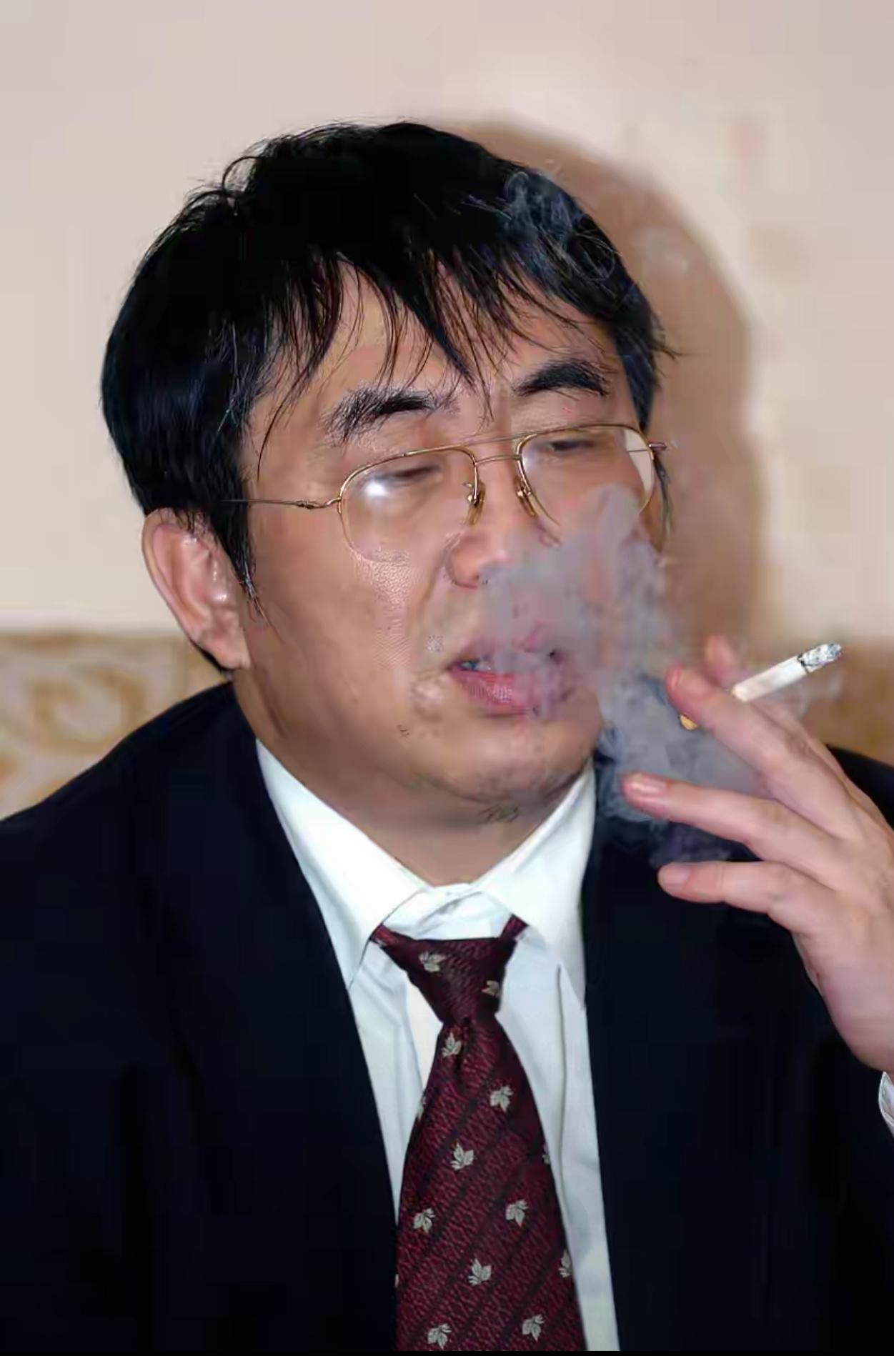 棋圣聂卫平确实是个奇人，不但棋下得好，还是位喝酒的高手，一次能喝下四斤白酒！平时