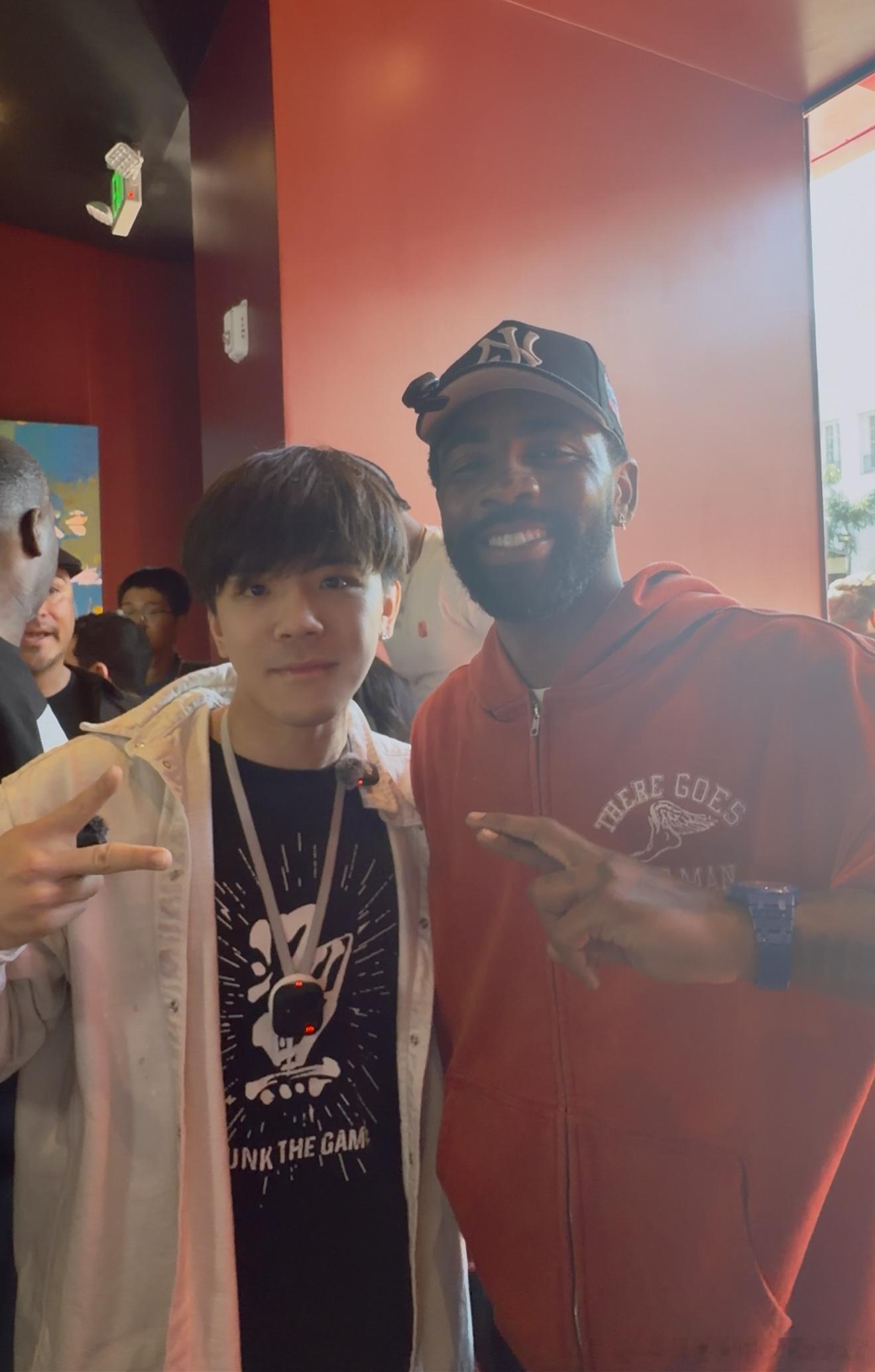 今天到晚了没逮到你汤逮到欧文了好在摄影师抓到了你汤