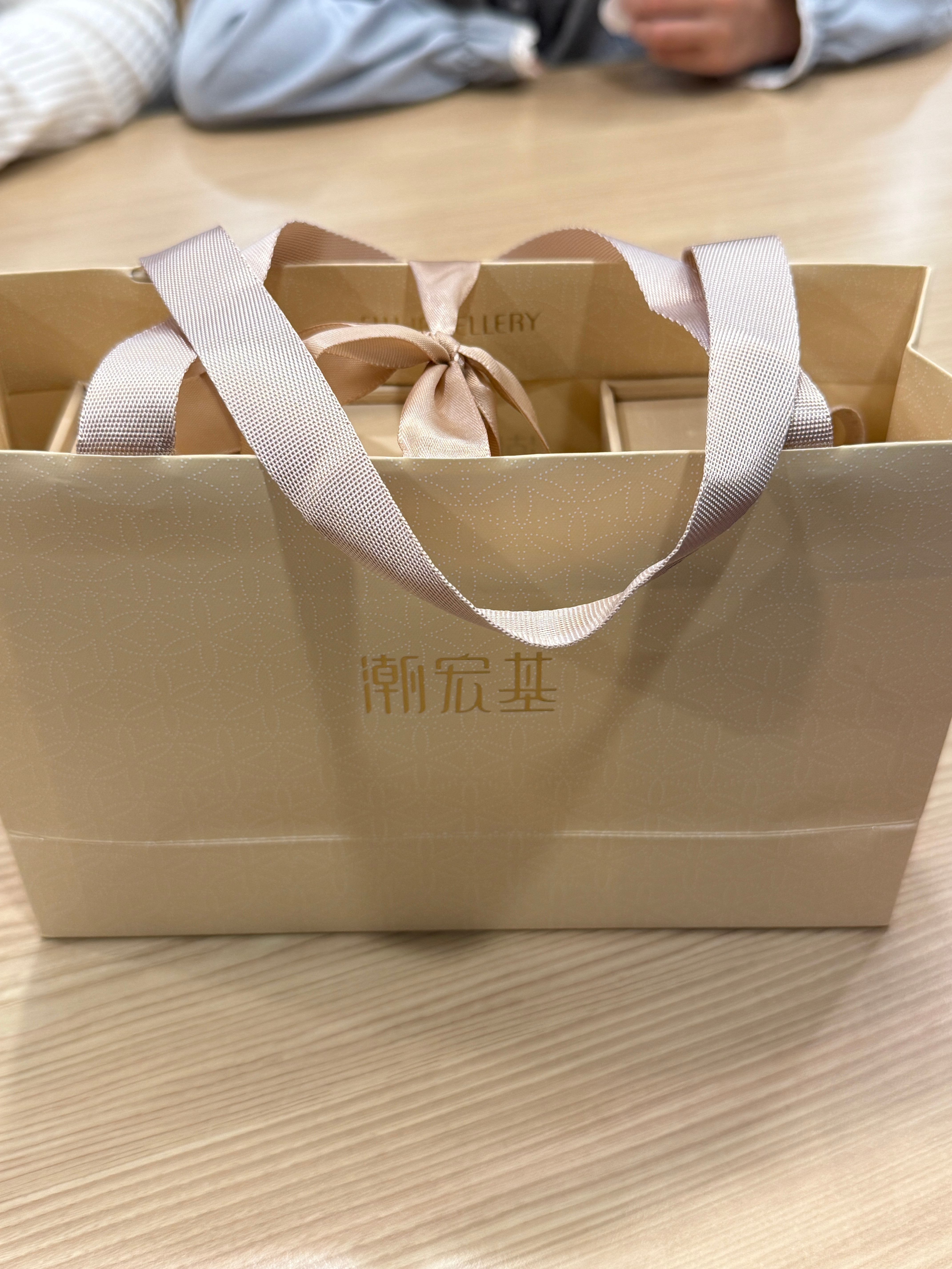 刚刚跟老婆还有老爸老妈在逛街，刚好路过一个金店A，就凑近柜台看来一眼，看到一只