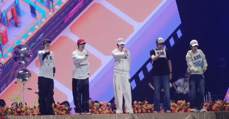 彩排名场面预定！全员浅色穿搭整齐划一，只有张极画风突变，他那一脸“我是谁我在哪”