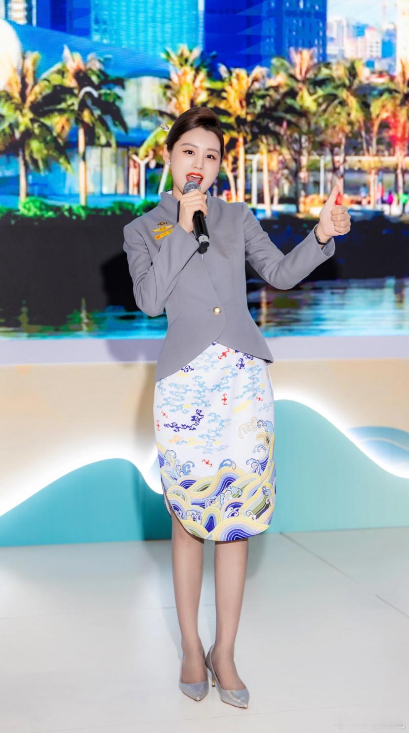 海航空姐的制服照，气质真好。