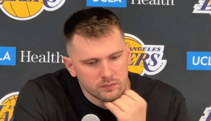 NBA常规赛，洛杉矶湖人不敌洛杉矶快船。在赛后采访中，湖人球员卢卡-东契奇重点分