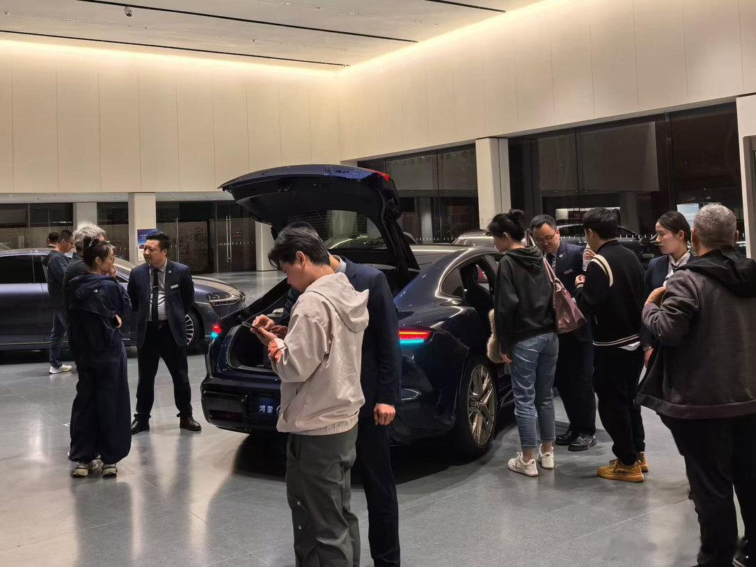 尚界Z7发布后门店人山人海尚界Z7首销门店火爆看看照片，现场全是人，这种现象级的