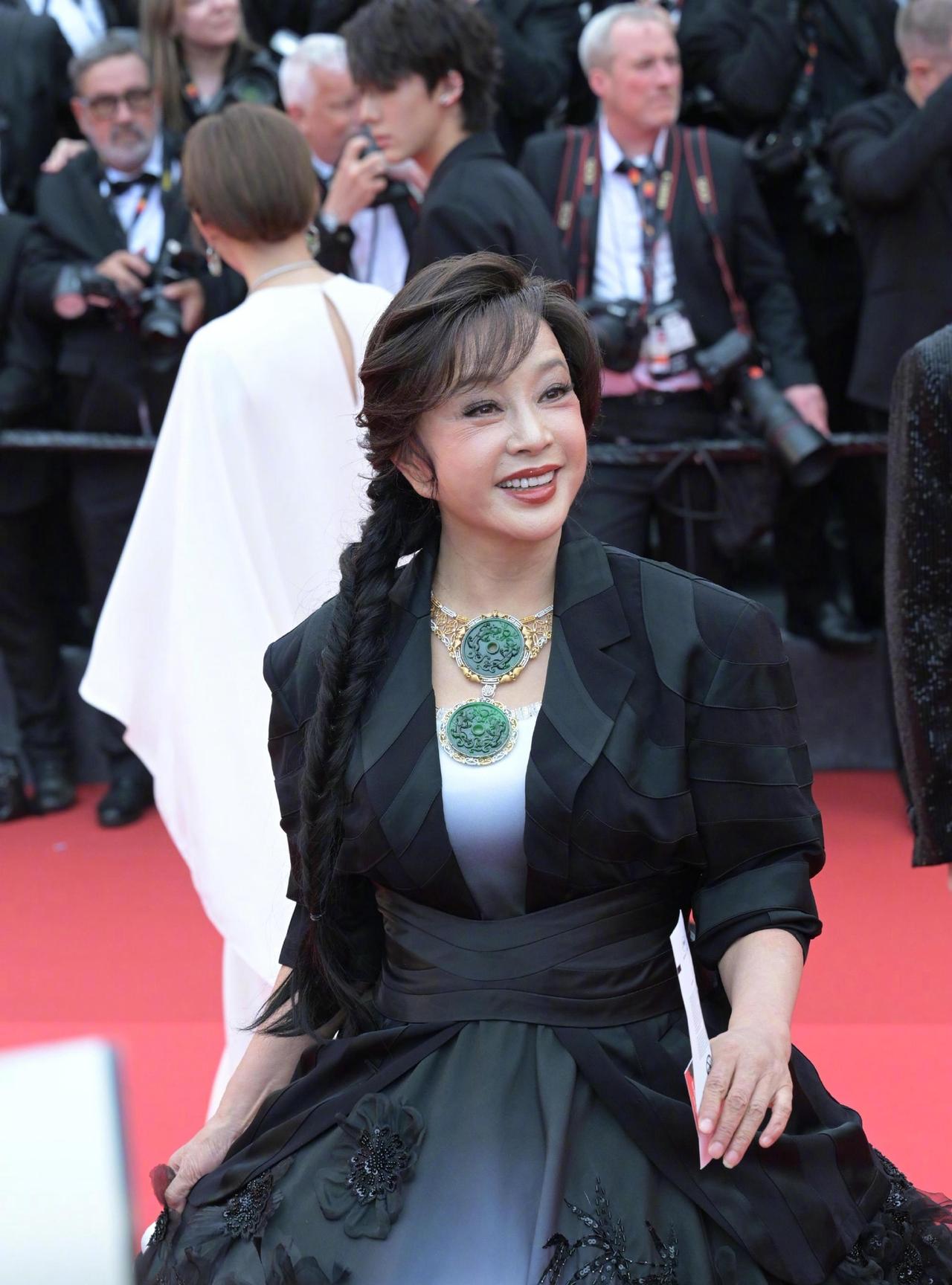 刘晓庆这是要杀进短剧圈？剧本攥一堆，还非得自己改，这气场内娱真没谁了！