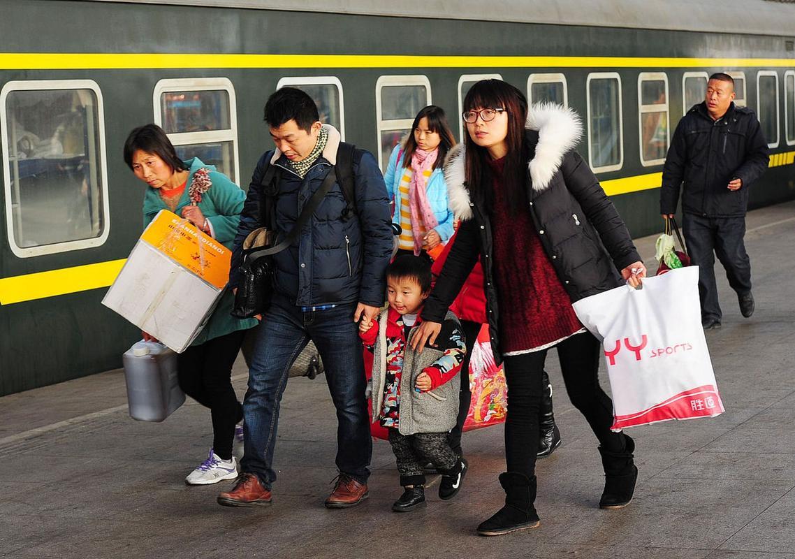 奉劝大家一句，回村过年，该装穷的时候千万别逞能。这事儿就发生在我们邻村，说起