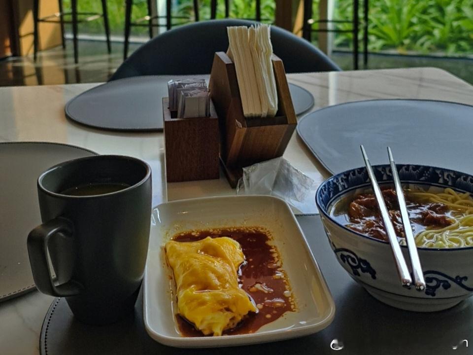 不懂就问，肠粉的皮到底厚好还是薄好呀？东航的这个肠粉快赶上厚蛋烧了，皮比馄饨皮还