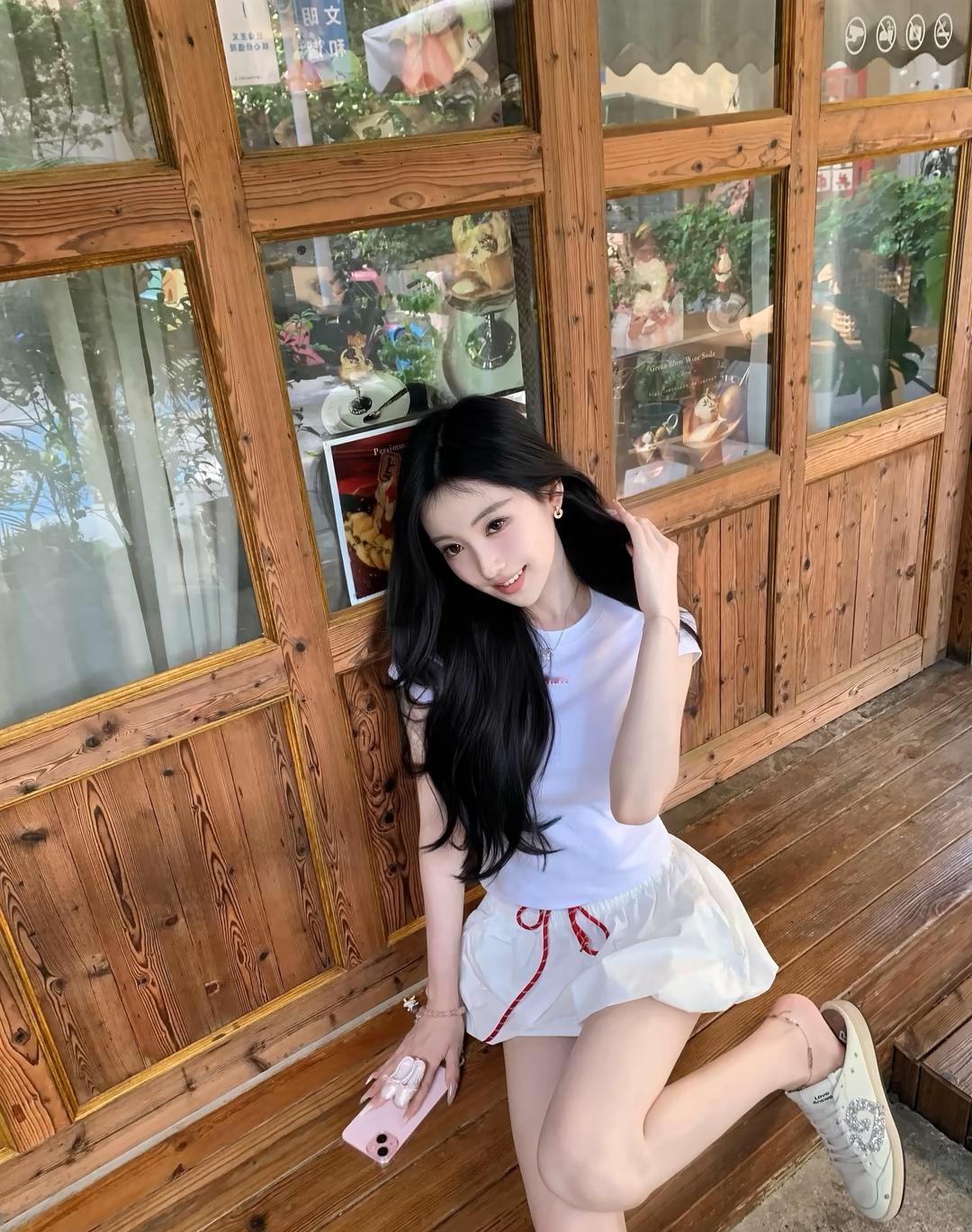 阳光下的甜美少女，木屋前的一抹微笑