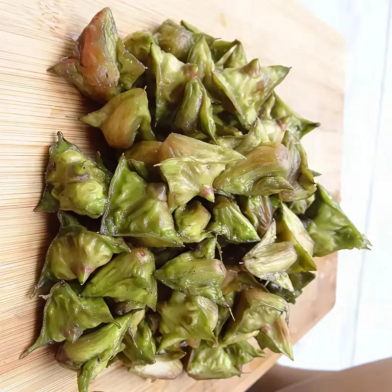 夏天到了门口的池塘里张满来这个小菱角菱角好吃根茎也好吃放点蒜子炒有在放点辣