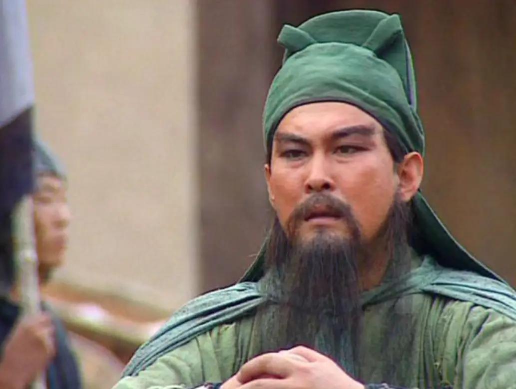 曹操为什么留不住关羽？一段被《三国演义》删掉的血账今天讲的这段，《三国演义》