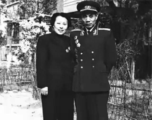 造化弄人啊，开国中将吴信泉一家就是最好的写照。他28岁那年娶了16岁的俞惠如