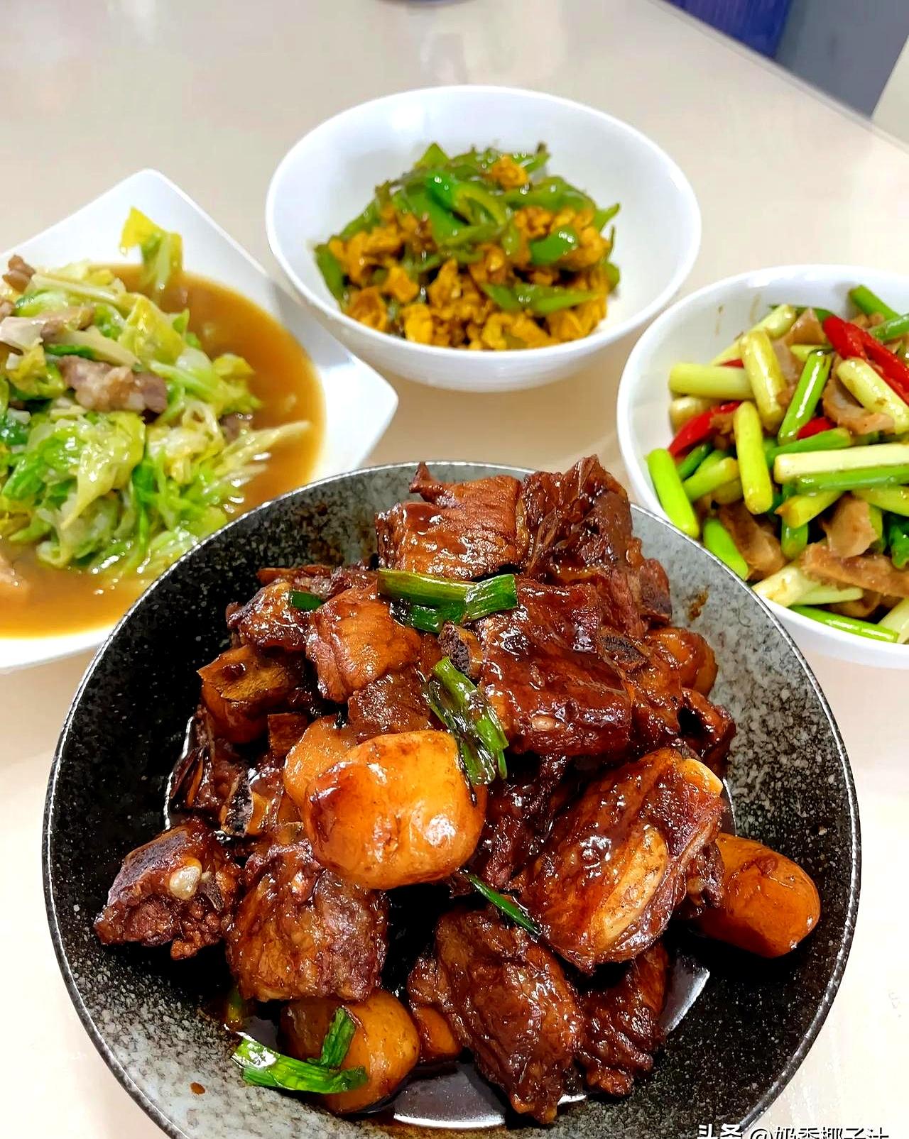 炖了一锅排骨，等来的不是夸一句好吃，是一句：外债还多少？我说还剩三十万，当年为