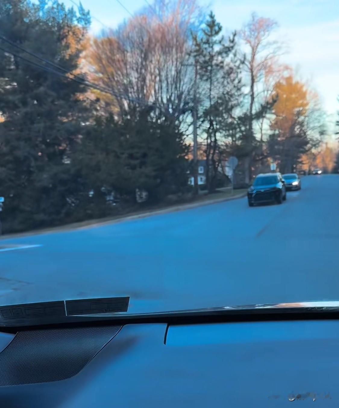 一名网友分享了美国没有红绿灯的路口，大家怎么按顺序通过。这种情况默认四个方向都是