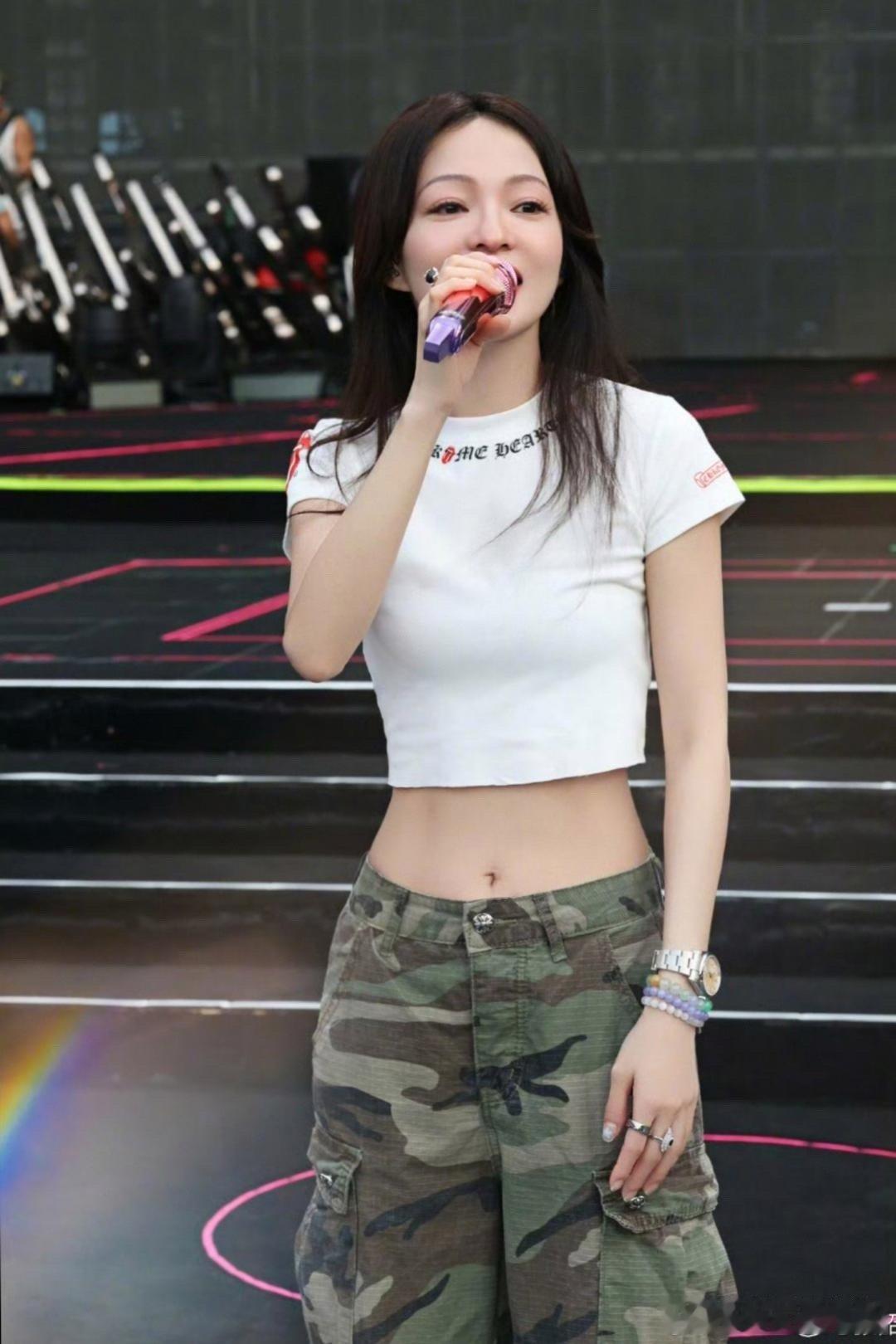 张韶涵这腰，就是传说中的小蛮腰吧？我怀疑她每餐都是数着饭粒吃的，不然怎么把腰控制