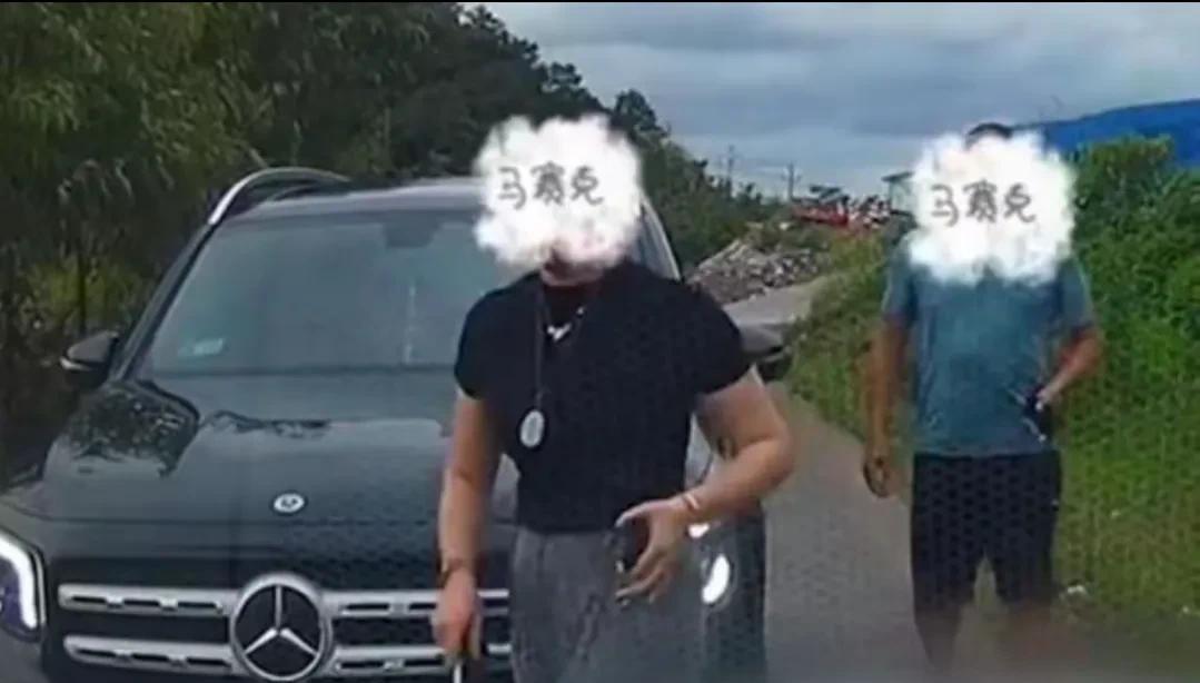 “亮证姐”身份水落石出，果然不一般，但仍有两个谜待揭开！昨日极目新闻中说“亮证
