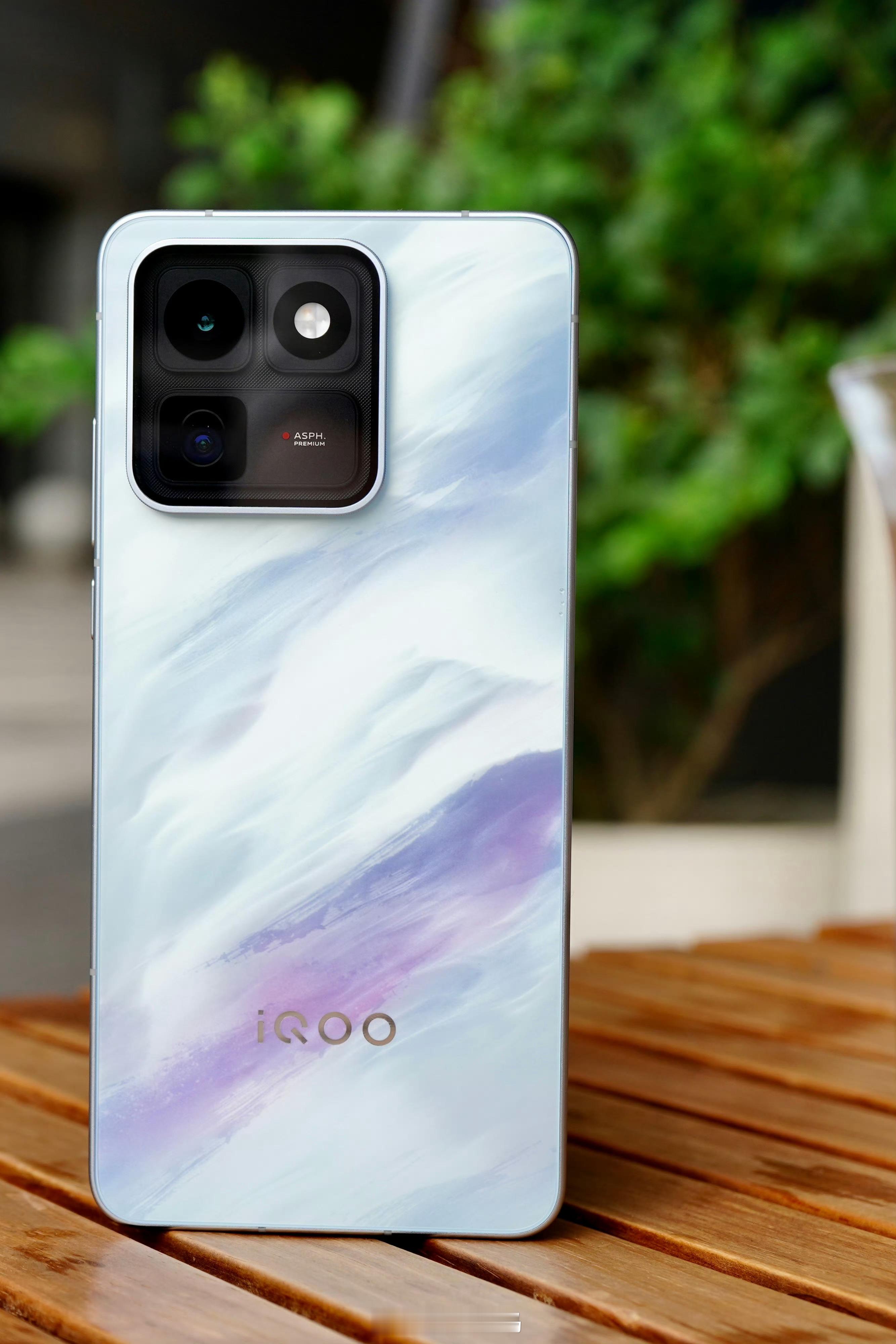 iQOO15T Ultra同款旗舰设计，质感拉满。iQOO15T透明未来舱