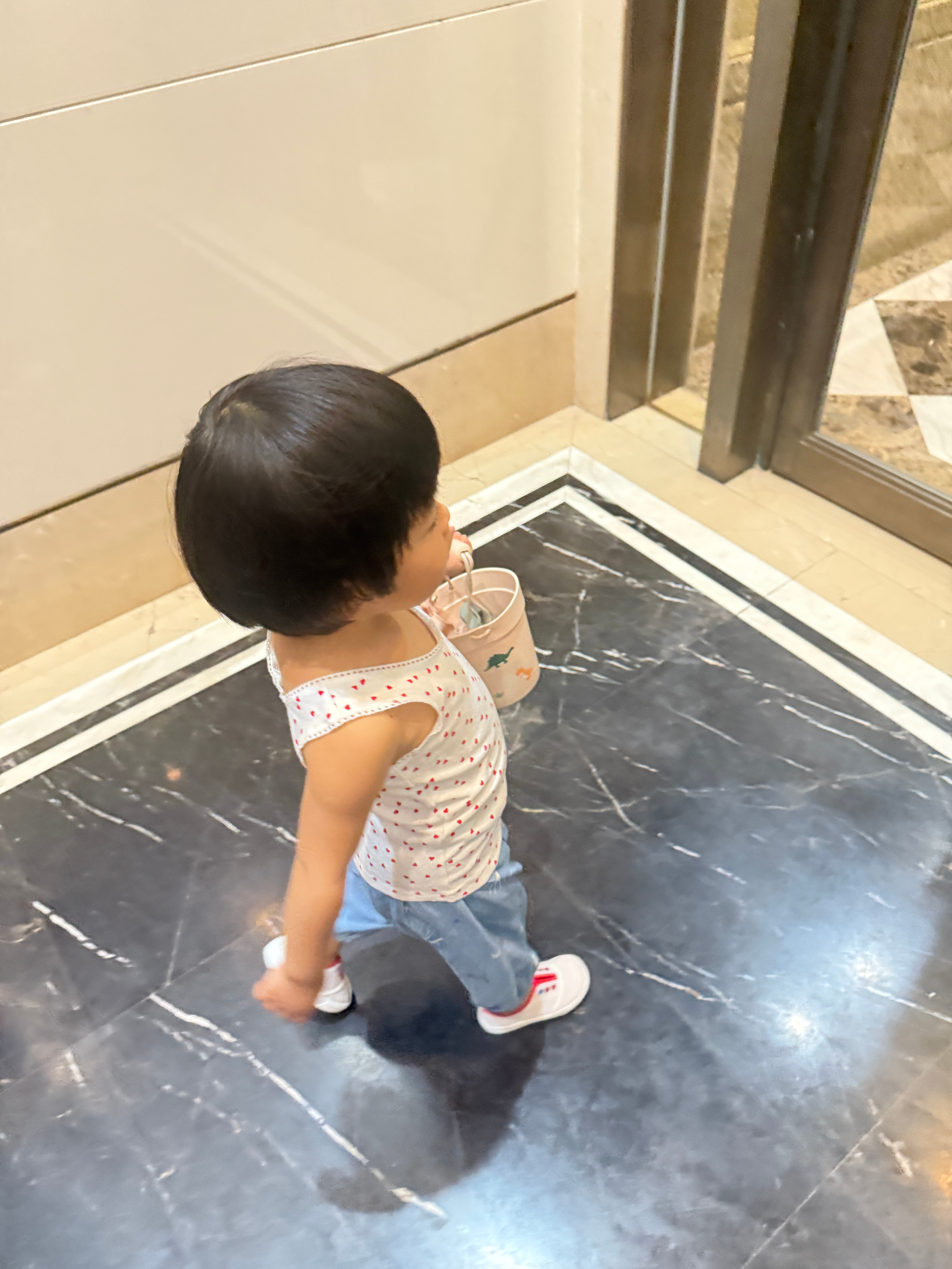 出门了，去学校操场原因是旅蛙高血脂，要去跑步