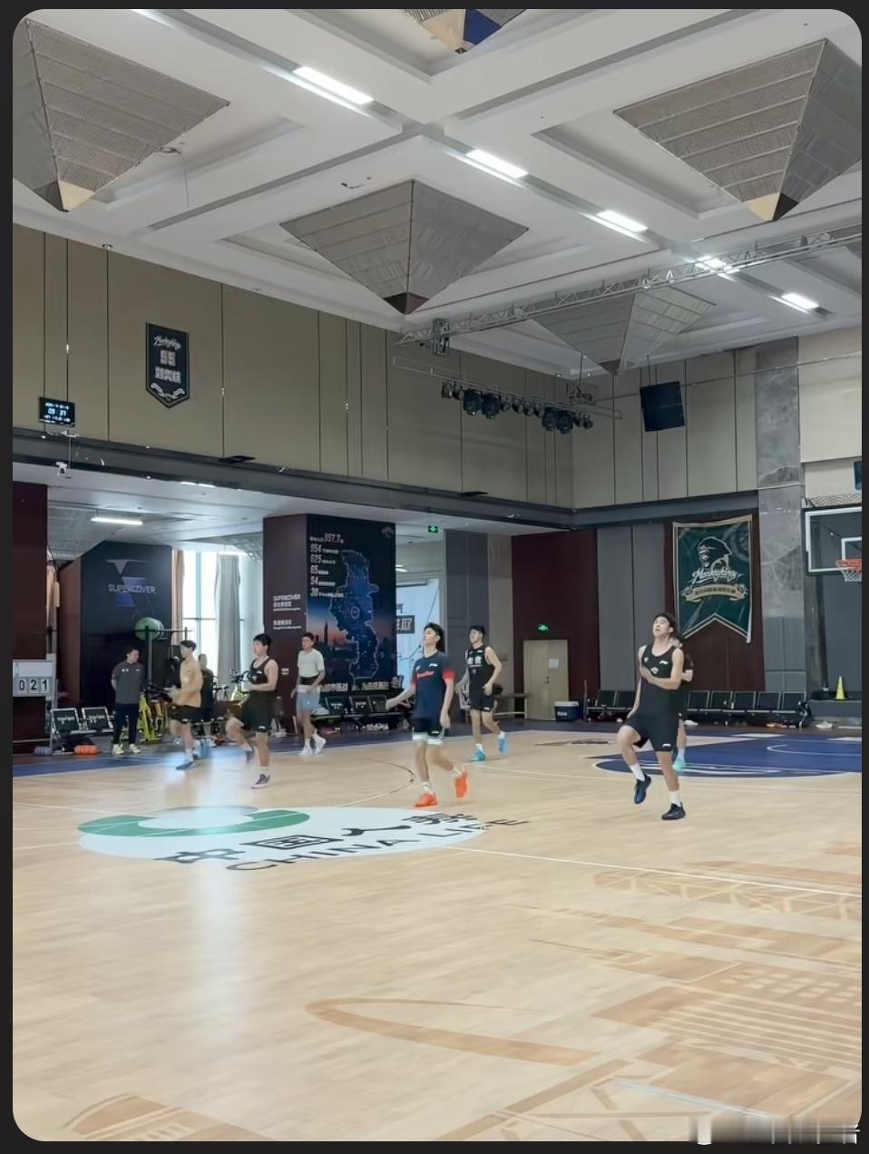 广东男篮锋线惨遭退货休赛期，广东宏远男篮年轻锋线李奕臻前往南京同曦参与试训，想