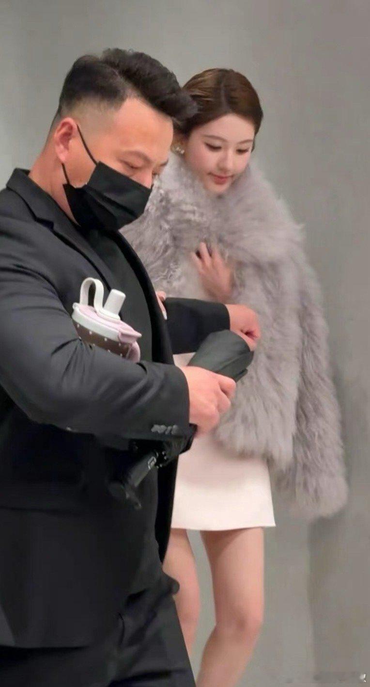 赵露思无美颜滤镜下的真实颜值，正脸和侧脸如何？