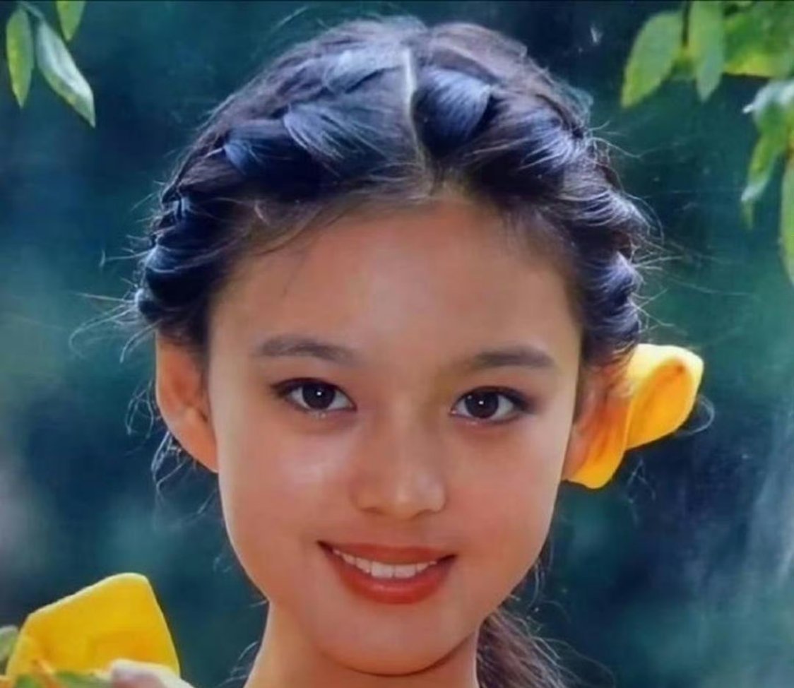 辛芷蕾少女照曝光，面相变化不大，只有嘴唇变成了嘟嘟唇，整个人更有辨识度了