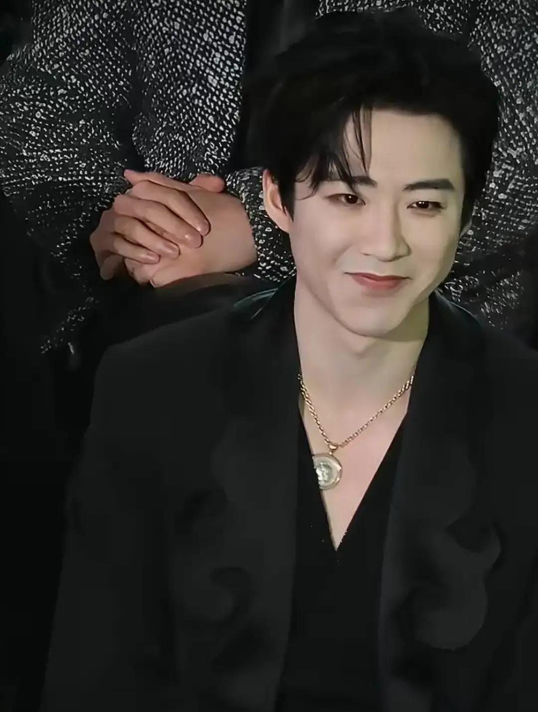 伴奏秒变车祸现场！刘宇宁一句“放错歌了吧”把观众逗笑，接着直接清唱。北京卫