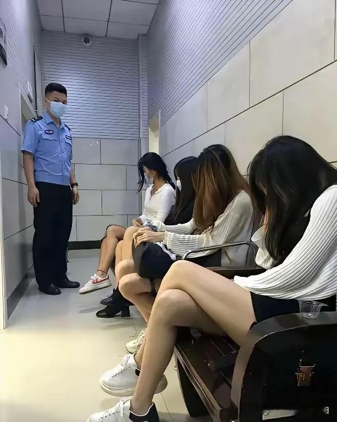 这……这是什么情况啊，小姐姐们咋都低着头呢，是做错了什么事情吗？