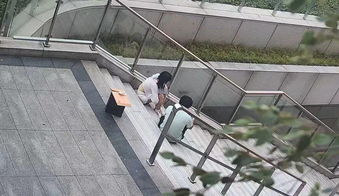 真是大手笔！”9月1日闪电新闻报道，湖北武汉，一对情侣在商场吵起架。为哄闹脾气的