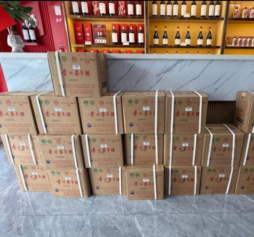  家人们，太离谱了！用货拉拉拉10箱飞天茅台，价值十几万，结果司机接单之后，