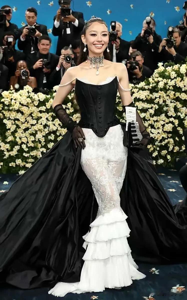 朗朗的老婆吉娜在纽约Metgala大都会时尚晚宴现场，真是光彩夺目。吉娜穿着黑