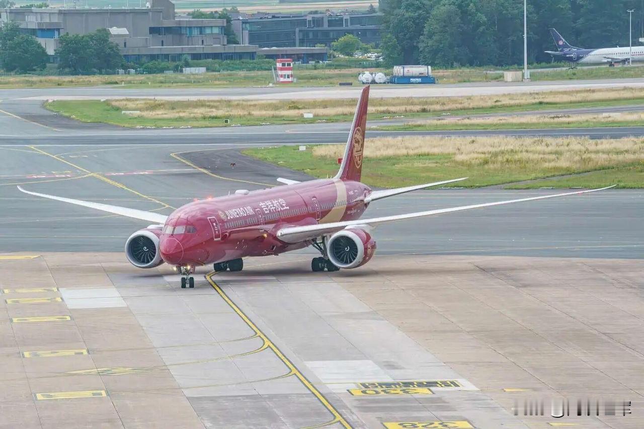 有网友发帖称，其乘坐吉祥航空航班时将手机遗落在机舱内，安全员捡到后占为己有，自己