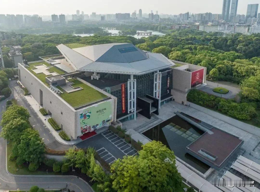 湖南博物院更名为湖南省博物馆，这在国内也算是头一个了吧。很多博物馆更名为博物院，