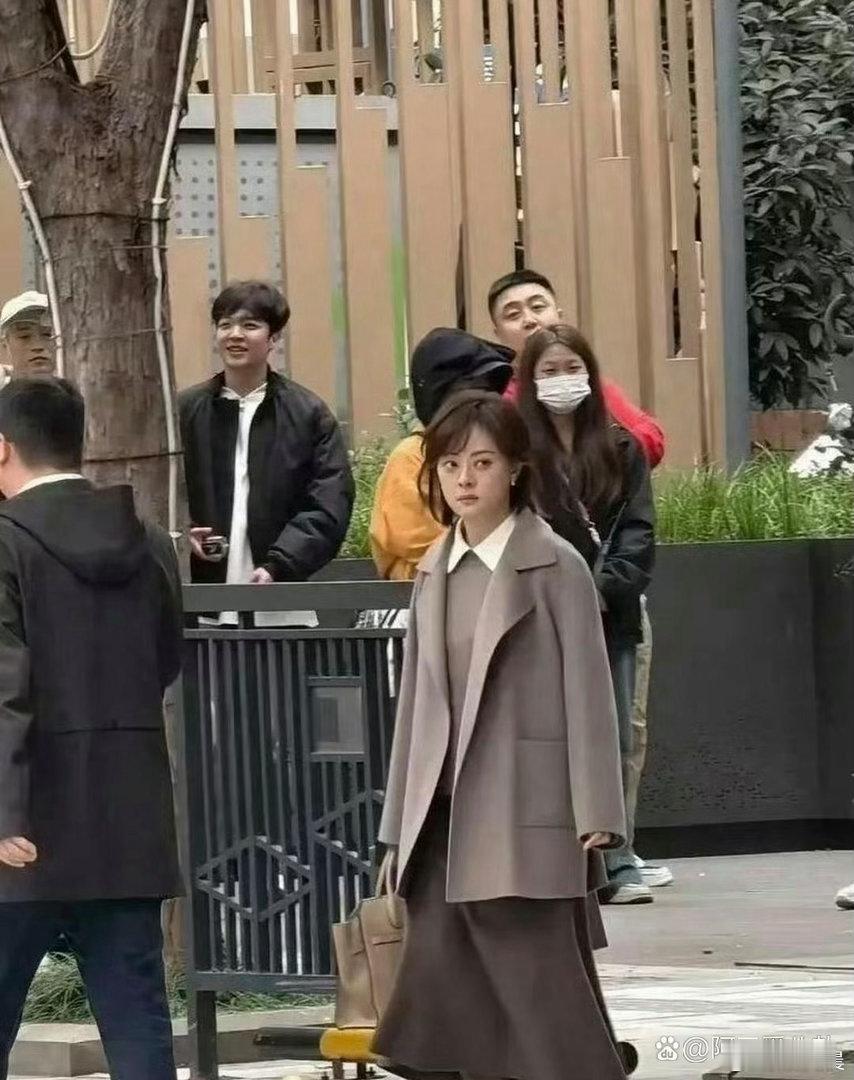 42岁孙俪现身上海街头，冷白皮格外亮眼，纤瘦体态搭配慵懒卷发，真人颜值比镜头里更