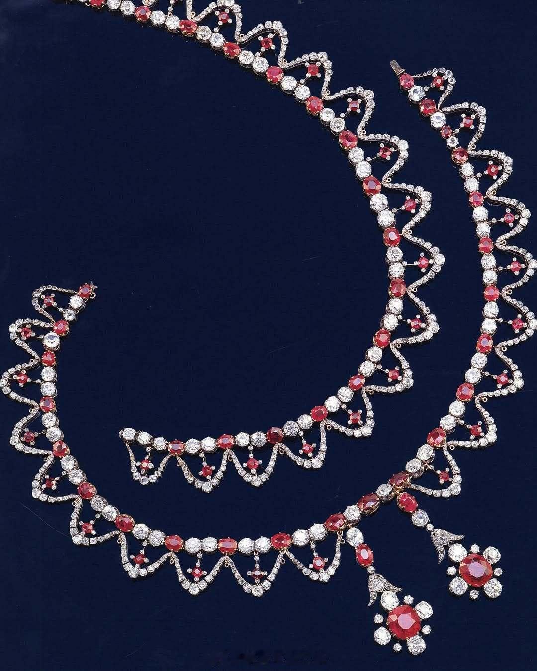 波旁-两西西里（讲道理派）族长夫人卡米拉的红宝石钻石项链，由尚美设计制作，据说曾