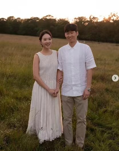 <em>朴智星</em>的妻子晒出一家四口的合照,庆祝两人结婚十周年