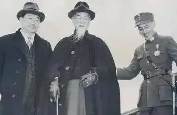 西安事变和平解决后，蒋介石在南京下飞机，何应钦第一个上去迎接，谁知老蒋却绕开他，