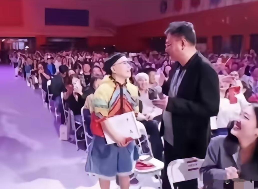 刘纯燕不知道害羞，在女儿婚宴上，主持人问起她有什么遗憾，她笑着说，这辈子最大的遗